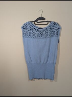 Chelsea & Theodore Blue Lace Yoke Knit Top Women’s Size Large Cap Sleeve Stretch